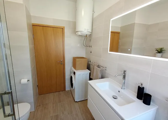 Apartament Novi Prostrani U Strogom Centru Pule Pula
