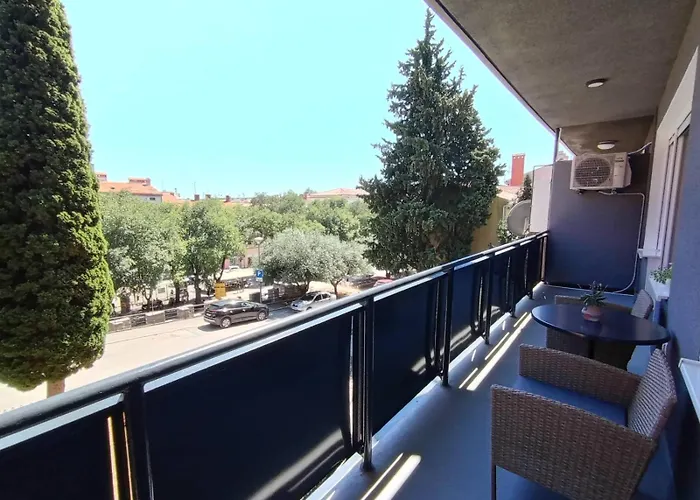 Novi Prostrani U Strogom Centru Pule Apartament