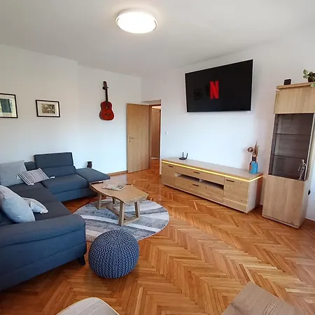 Novi Prostrani U Strogom Centru Pule * פולה