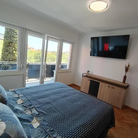 Novi Prostrani U Strogom Centru Pule Lägenhet Pula