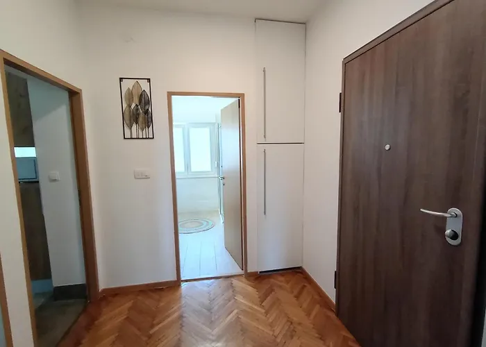 Novi Prostrani U Strogom Centru Pule Lejlighed *