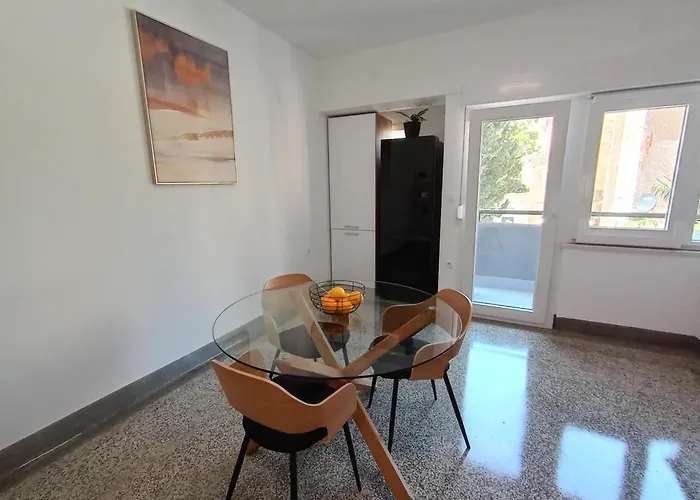 Novi Prostrani U Strogom Centru Pule Lejlighed *