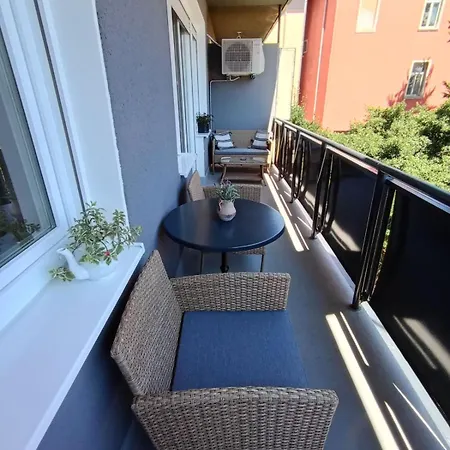 Apartament Novi Prostrani U Strogom Centru Pule *